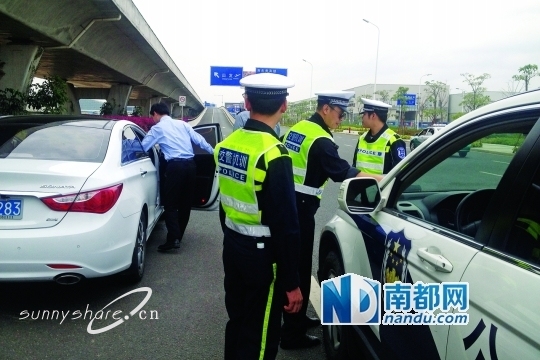 深圳机场严管区违停开罚 首日44车被罚千元