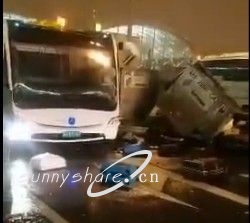 浦东机场地面发生多车相撞事故