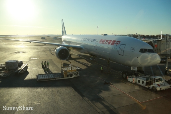东航777-300ER首飞纽约